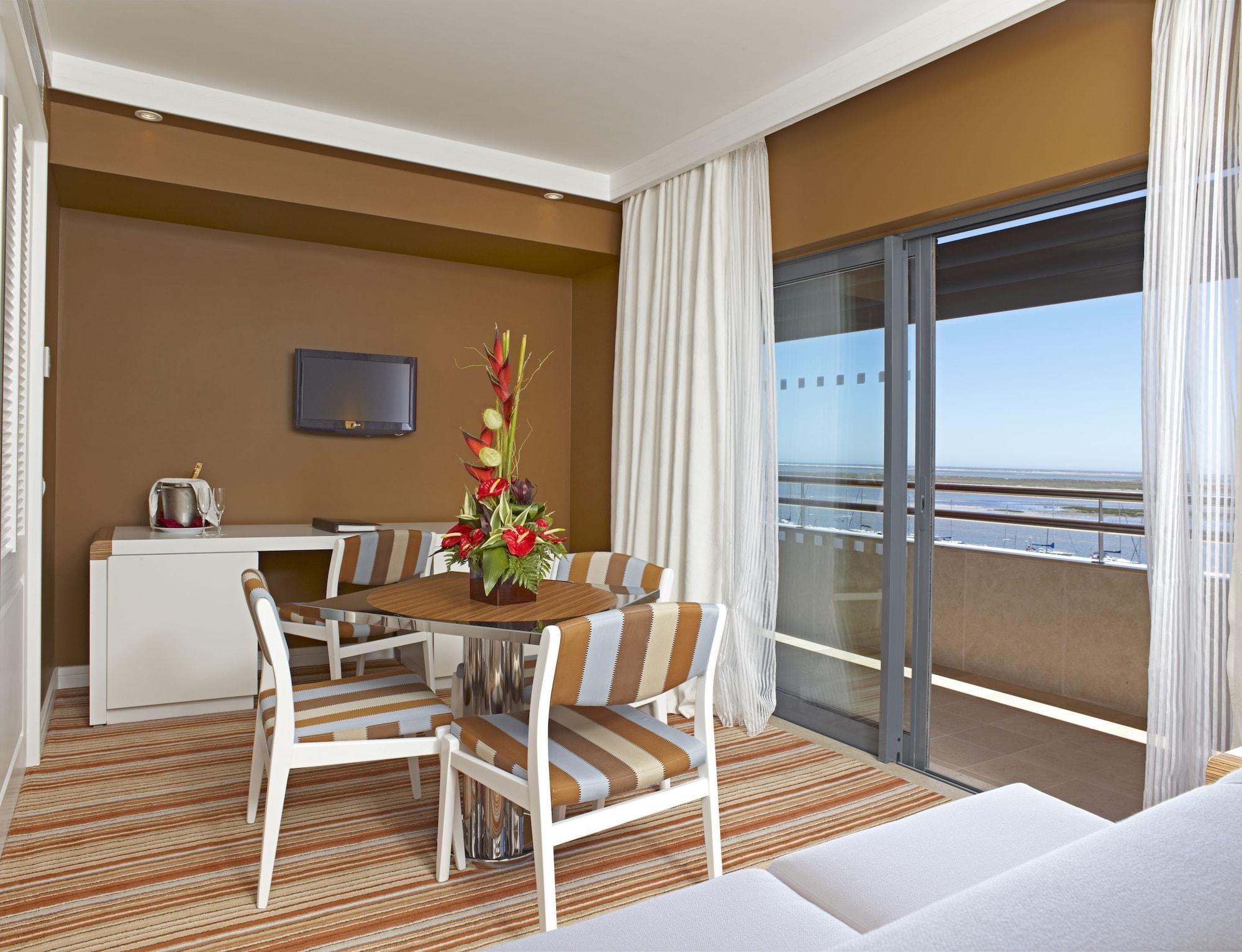 Real Marina Hotel & Spa Olhão Δωμάτιο φωτογραφία A typical suite