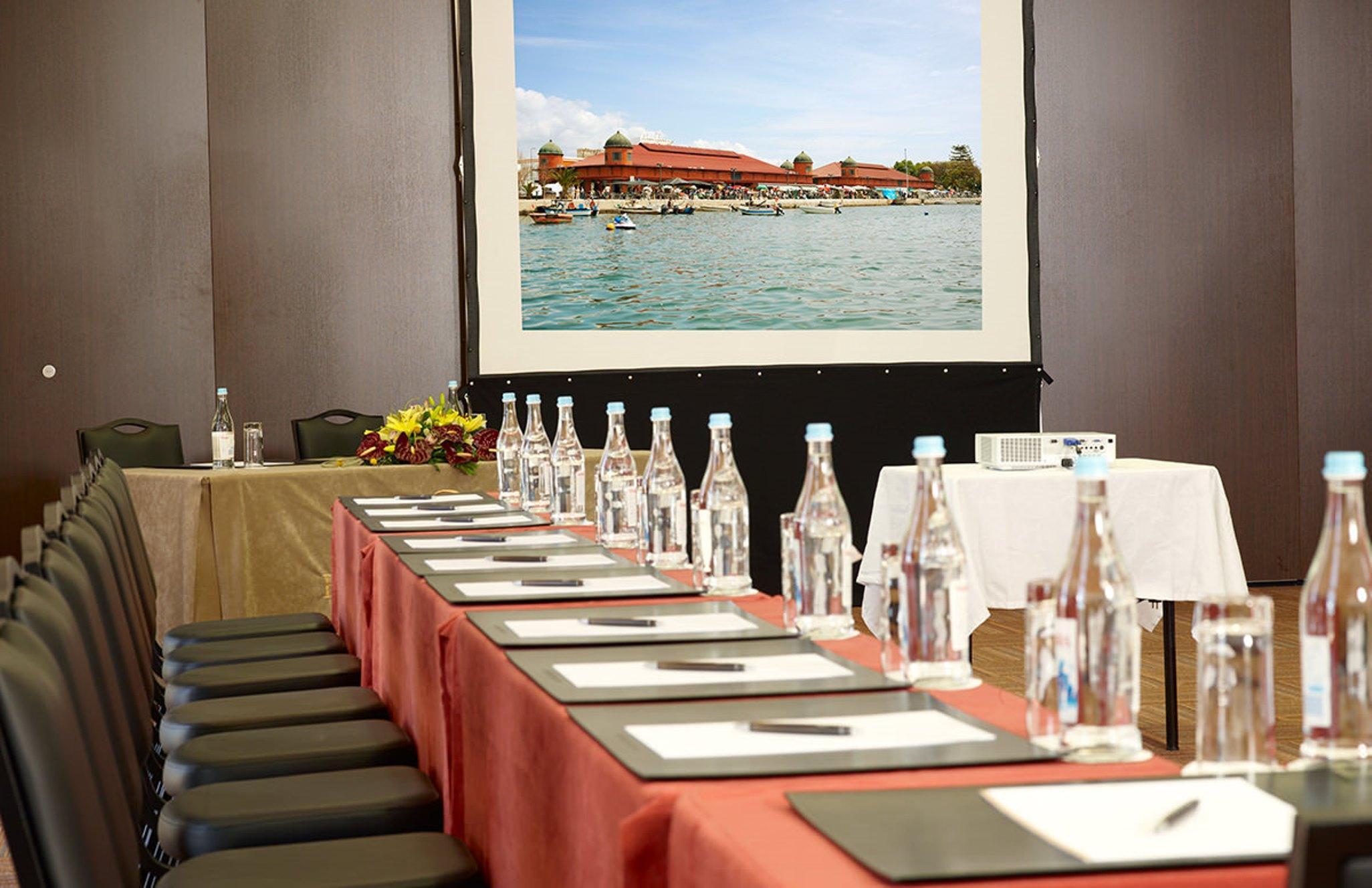 Real Marina Hotel & Spa Olhão Εξωτερικό φωτογραφία A projection screen in a meeting room
