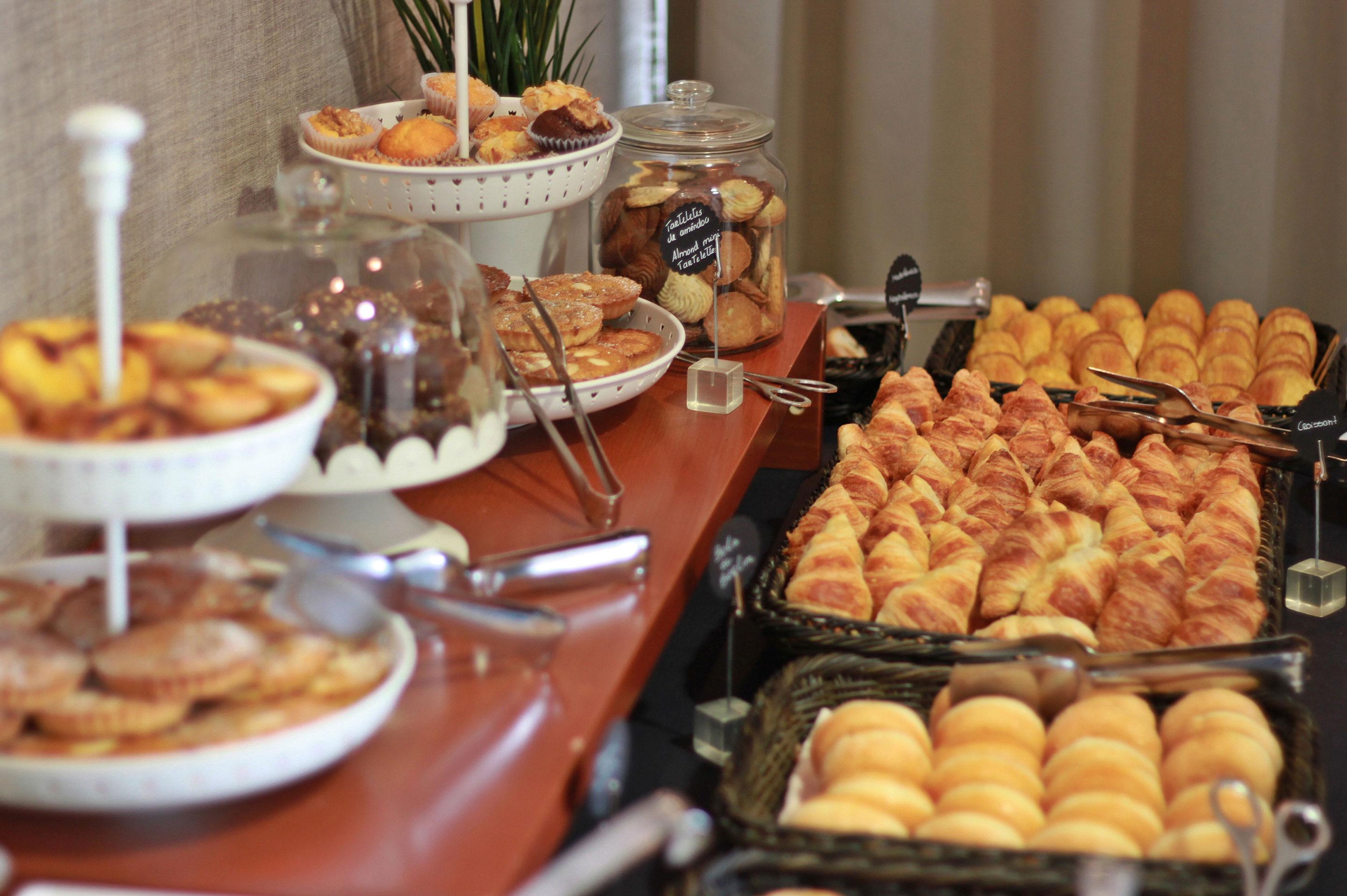 Real Marina Hotel & Spa Olhão Εξωτερικό φωτογραφία A selection of pastries