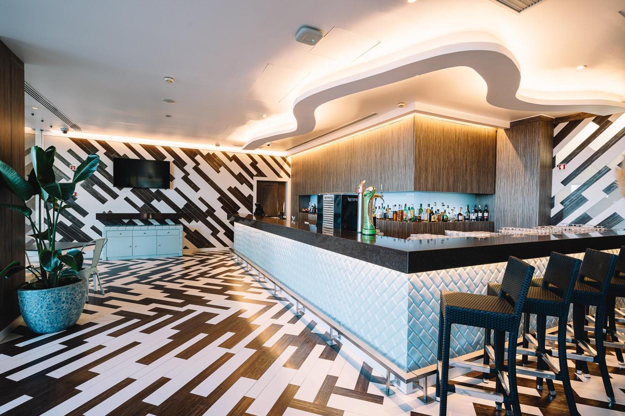 Real Marina Hotel & Spa Olhão Εξωτερικό φωτογραφία The bar at the lounge