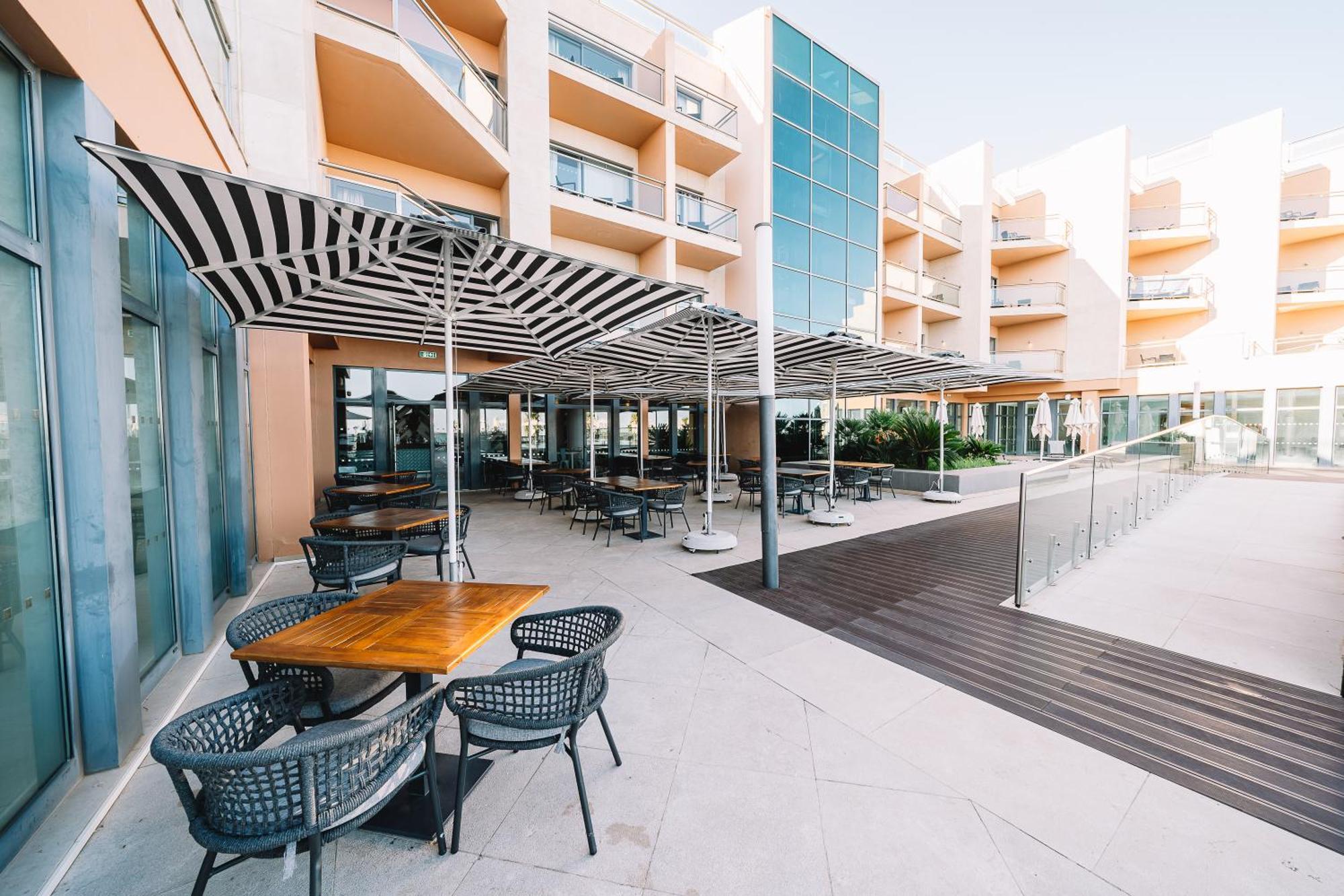 Real Marina Hotel & Spa Olhão Εξωτερικό φωτογραφία The hotel's pool deck