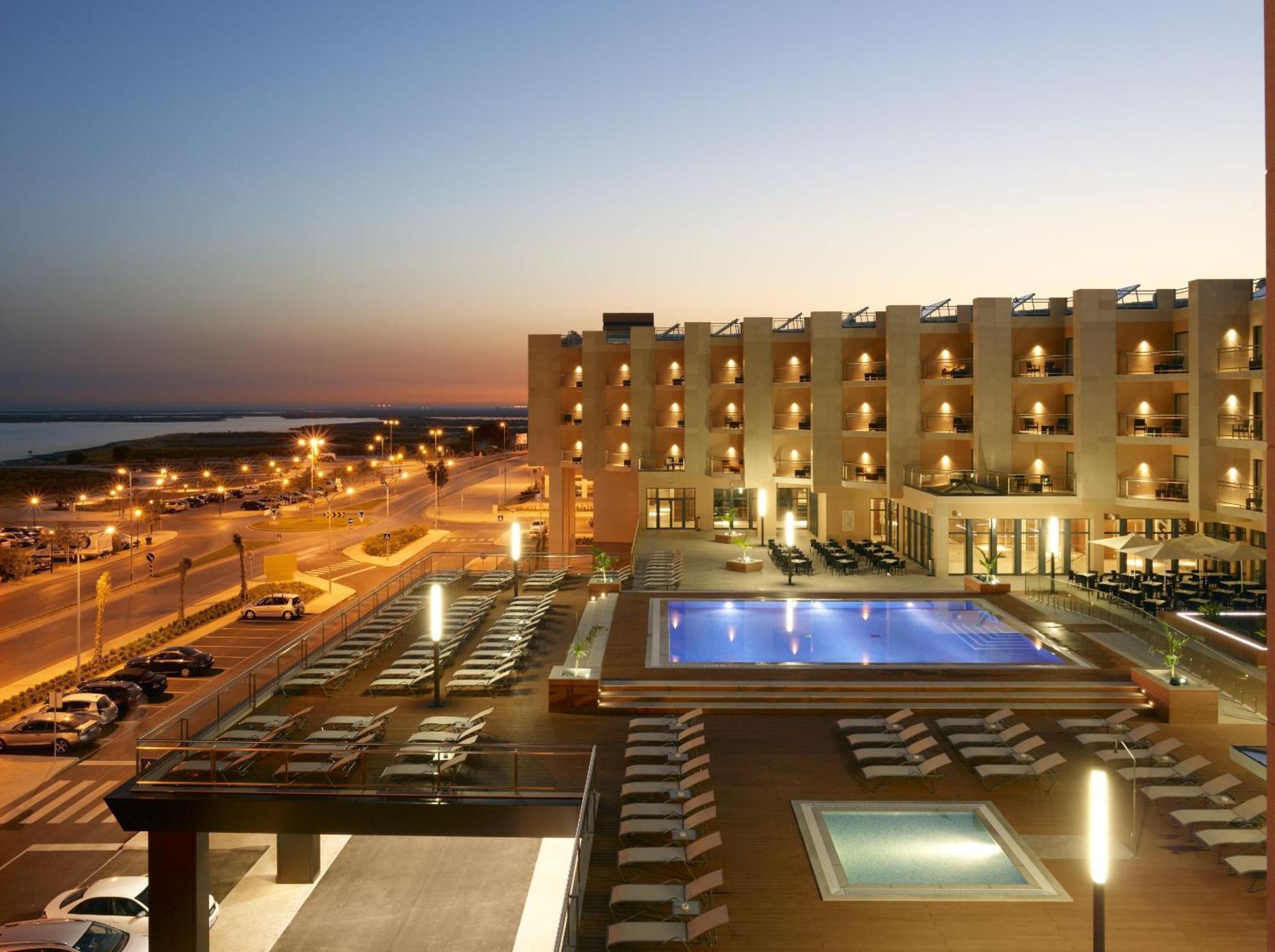 Real Marina Hotel & Spa Olhão Εξωτερικό φωτογραφία The hotel at night